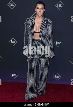 SANTA MONICA, LOS ANGELES, KALIFORNIEN, USA - NOVEMBER 10: Kourtney Kardashian trägt Naeem Khan und kommt am 2019 E an! Die People's Choice Awards werden am 10. November 2019 im Barker Hangar in Santa Monica, Los Angeles, Kalifornien, USA, verliehen. (Foto von Xavier Collin/Image Press Agency/NurPhoto) Stockfoto