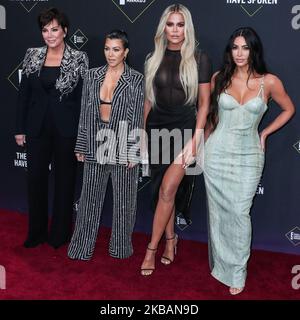 SANTA MONICA, LOS ANGELES, KALIFORNIEN, USA - 10. NOVEMBER: Kris Jenner, Kourtney Kardashian, Khloe Kardashian und Kim Kardashian West kommen am 2019 E an! Die People's Choice Awards werden am 10. November 2019 im Barker Hangar in Santa Monica, Los Angeles, Kalifornien, USA, verliehen. (Foto von Xavier Collin/Image Press Agency/NurPhoto) Stockfoto