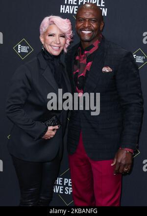 SANTA MONICA, LOS ANGELES, KALIFORNIEN, USA - NOVEMBER 10: Rebecca-Crews und Ehemann/Schauspieler Terry-Crews kommen am 2019 E an! Die People's Choice Awards werden am 10. November 2019 im Barker Hangar in Santa Monica, Los Angeles, Kalifornien, USA, verliehen. (Foto von Xavier Collin/Image Press Agency/NurPhoto) Stockfoto