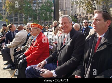 Der Bürgermeister von New York, Bill de Blasio, nimmt an der Eröffnungszeremonie der jährlichen New York City Veterans Day Parade 100. am Montag, den 11.. November im Madison Square Park in New York Teil (Foto: Selcuk Acar/NurPhoto) Stockfoto