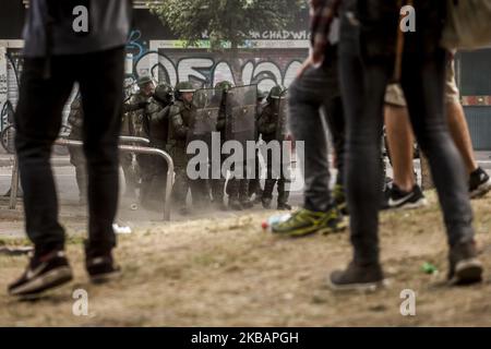 Santiago, Chile. 11. November 2019. Die Anti-Unruhen-Polizei konfrontiert Demonstranten. Mit einem massiven marsch von Lehrern und gewalttätigen Zusammenstößen auf der Plaza Italia schloss er einen weiteren Tag der Proteste gegen die Regierung von Sebastián Piñera in Santiago, Chile. (Foto von Fernando Lavoz/NurPhoto) Stockfoto