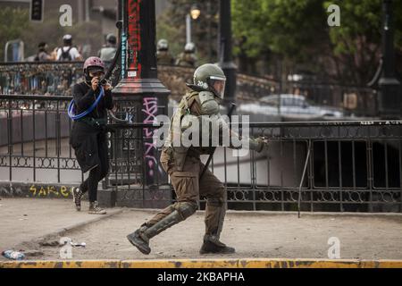 Santiago, Chile. 11. November 2019. Die Anti-Unruhen-Polizei konfrontiert Demonstranten. Mit einem massiven marsch von Lehrern und gewalttätigen Zusammenstößen auf der Plaza Italia schloss er einen weiteren Tag der Proteste gegen die Regierung von Sebastián Piñera in Santiago, Chile. (Foto von Fernando Lavoz/NurPhoto) Stockfoto