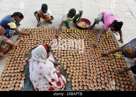 Die Einheimischen bereiten Erdlampen für das Dev Deepawali Festival in Varanasi, Indien, am 11. November 2019 vor. Dev Deepawali ist das Festival von Kartik Purnima, das in Varanasi, Indien, gefeiert wird. Es wird nach 15 Tagen des Diwali Festivals gefeiert. Während des Dev Deepawali-Festivals in Varanasi, Indien, werden die Menschen die irdenen Lampen auf allen Ghats des Flusses Ganga hochlitzen. (Foto von Indranil Aditya/NurPhoto) Stockfoto