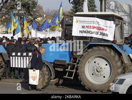 Bauerntraktoren mit Plakaten mit der Aufschrift „Nein zum Verkauf von ukrainischem Land!“ Werden während zwei Kundgebungen gesehen - zur Unterstützung und gegen die Landreform, in der Nähe des ukrainischen Parlaments in Kiew, Ukraine, am 12. November 2019. (Foto von STR/NurPhoto) Stockfoto