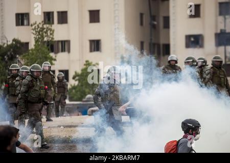 Santiago, Chile. 11. November 2019. Die Anti-Unruhen-Polizei konfrontiert Demonstranten. Mit einem massiven marsch von Lehrern und gewalttätigen Zusammenstößen auf der Plaza Italia schloss er einen weiteren Tag der Proteste gegen die Regierung von Sebastián Piñera in Santiago, Chile. (Foto von Fernando Lavoz/NurPhoto) Stockfoto