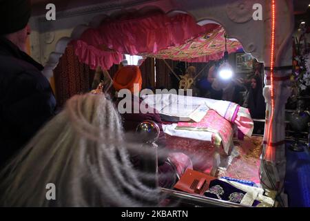 Anhänger von Kashmiri Sikh besuchen Gurudwara am 12. November 2019 zum Geburtstag von Guru Nanak in Srinagar, dem indischen Kaschmir. Sikhs auf der ganzen Welt feiern den 550.. Geburtstag von Guru Nanak Dev. (Foto von Muzamil Mattoo/NurPhoto) Stockfoto