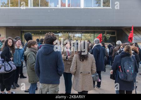 Am 12. November 2019 versammelten sich Studenten aus Nantes, Frankreich, auf dem Campus von Tertre, nachdem die Studentengewerkschaften (UNEF, Solidarires Etudiants) einen nationalen Aufruf gestartet hatten. Zu Ehren des Studenten, der am Freitag, dem 8. November 2019, vor dem Lyon CROUS verschmolzen war, um vor der finanziellen Unsicherheit zu warnen, in der er sich befand.Laut Fage (Federation of General Student Associations) leben 20 % der Studenten unterhalb der Armutsgrenze. . (Foto von Estelle Ruiz/NurPhoto) Stockfoto