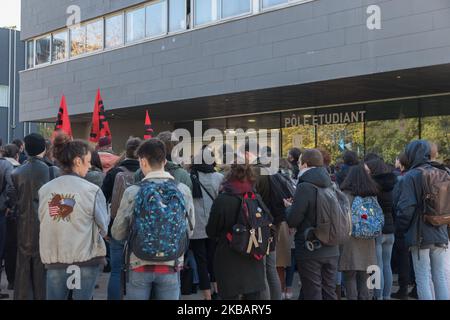 Am 12. November 2019 versammelten sich Studenten aus Nantes, Frankreich, auf dem Campus von Tertre, nachdem die Studentengewerkschaften (UNEF, Solidarires Etudiants) einen nationalen Aufruf gestartet hatten. Zu Ehren des Studenten, der am Freitag, dem 8. November 2019, vor dem Lyon CROUS verschmolzen war, um vor der finanziellen Unsicherheit zu warnen, in der er sich befand.Laut Fage (Federation of General Student Associations) leben 20 % der Studenten unterhalb der Armutsgrenze. . (Foto von Estelle Ruiz/NurPhoto) Stockfoto