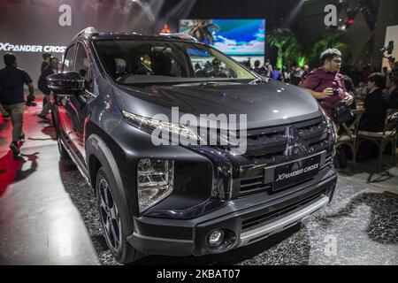 Jakarta, Indonesien, 12. November 2019 : Mitsubishi hat sein brandneues Auto namens „Xpander Cross“ vorgestellt, ein SUV-Fahrzeug, das nach Angaben des indonesischen Mitsubishi Motor Director Naoya Nakamura auf jede Straße passt. Das Auto wurde mit einem Preis von rund 270 Millionen Rupiah (rund 19.000 USD) freigegeben. (Foto von Donal Husni/NurPhoto) Stockfoto