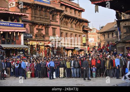 Nepalesen treffen am Dienstag, dem 12. November 2019, den Präsidenten von Bangladesch, Mohammad Abdul Hamid, während seines Besuchs in den UNESCO-Welterbestätten in Bhaktapur, Nepal, ein. (Foto von Narayan Maharjan/NurPhoto) Stockfoto