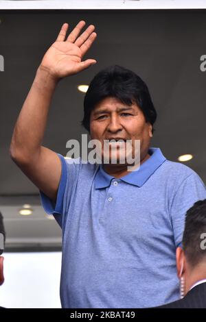 Ex-Boliviens Präsident Evo Morales spricht während einer Pressekonferenz auf dem Internationalen Flughafen von Mexiko, während seiner Ankunft, nachdem er wegen seines Rücktritts als Präsident des bolivianischen Landes wegen eines Staatsstreichs am 12. November 2019 politisches Asyl angenommen hatte, in Mexiko-Stadt (Foto: Eyepix/NurPhoto) Stockfoto