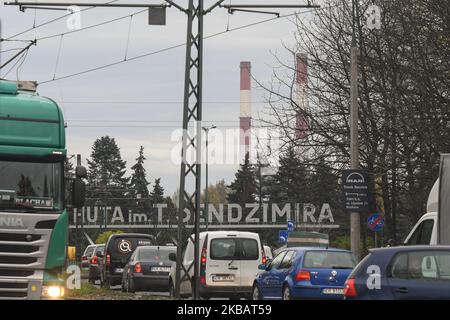 Ein Blick auf das Schild 'T. Sendzimir Steelworks' (Polnisch: Huta im. T. Sendzimira) und Schornsteinen in Nowa Huta, mit einem geschäftigen Verkehr auf der Solidarity Avenue. ArcelorMittal Polen hat heute aufgrund der schwächeren Marktprognosen eine vorübergehende Einstellung seines Hochofen- und Stahlwerks in Krakau-Nowa Huta am 23. November angekündigt. Am Dienstag, den 12. November 2019, Polen. (Foto von Artur Widak/NurPhoto) Stockfoto