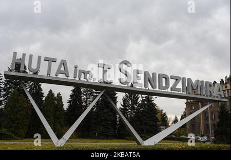 Ein Blick auf das Schild 'T. Sendzimir Steelworks' (Polnisch: Huta im. T. Sendzimira) in Nowa Huta, im Besitz von Arcelor-Mittal, dem größten Stahlproduzenten der Welt. ArcelorMittal Polen hat heute aufgrund der schwächeren Marktprognosen eine vorübergehende Einstellung seines Hochofen- und Stahlwerks in Krakau-Nowa Huta am 23. November angekündigt. Am Dienstag, den 12. November 2019, Polen. (Foto von Artur Widak/NurPhoto) Stockfoto