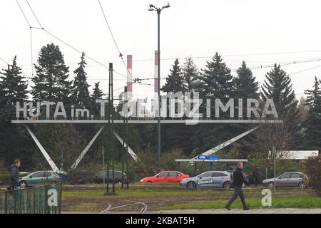 Ein Blick auf das Schild 'T. Sendzimir Steelworks' (Polnisch: Huta im. T. Sendzimira) in Nowa Huta, im Besitz von Arcelor-Mittal, dem größten Stahlproduzenten der Welt. ArcelorMittal Polen hat heute aufgrund der schwächeren Marktprognosen eine vorübergehende Einstellung seines Hochofen- und Stahlwerks in Krakau-Nowa Huta am 23. November angekündigt. Am Dienstag, den 12. November 2019, Polen. (Foto von Artur Widak/NurPhoto) Stockfoto