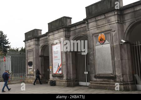 Ein Blick auf das Tor Nr. 1, im Tadeusz Sendzimir Stahlwerk (polnisch: Huta im. T. Sendzimira) in Nowa Huta, im Besitz von Arcelor-Mittal, dem größten Stahlproduzenten der Welt. ArcelorMittal Polen hat heute aufgrund der schwächeren Marktprognosen eine vorübergehende Einstellung seines Hochofen- und Stahlwerks in Krakau-Nowa Huta am 23. November angekündigt. Am Dienstag, den 12. November 2019, Polen. (Foto von Artur Widak/NurPhoto) Stockfoto