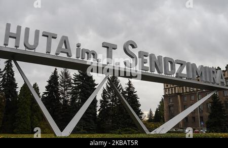 Ein Blick auf das Schild 'T. Sendzimir Steelworks' (Polnisch: Huta im. T. Sendzimira) in Nowa Huta, im Besitz von Arcelor-Mittal, dem größten Stahlproduzenten der Welt. ArcelorMittal Polen hat heute aufgrund der schwächeren Marktprognosen eine vorübergehende Einstellung seines Hochofen- und Stahlwerks in Krakau-Nowa Huta am 23. November angekündigt. Am Dienstag, den 12. November 2019, Polen. (Foto von Artur Widak/NurPhoto) Stockfoto