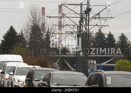 Ein Blick auf das Schild 'T. Sendzimir Steelworks' (Polnisch: Huta im. T. Sendzimira) in Nowa Huta, mit viel Verkehr auf der Solidarity Avenue. ArcelorMittal Polen hat heute aufgrund der schwächeren Marktprognosen eine vorübergehende Einstellung seines Hochofen- und Stahlwerks in Krakau-Nowa Huta am 23. November angekündigt. Am Dienstag, den 12. November 2019, Polen. (Foto von Artur Widak/NurPhoto) Stockfoto