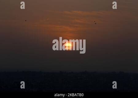 Sonnenaufgang in Gaza City am 13. November 2019. - Das israelische Militär tötete einen Kommandanten der palästinensischen militanten Gruppe Islamischer Dschihad bei einem Angriff auf sein Haus im Gazastreifen, was einen Feueraustausch in einer gewalttätigen Eskalation auslöste, bei der weitere neun Bewohner des Gazastreifens getötet wurden. (Foto von Majdi Fathi/NurPhoto) Stockfoto