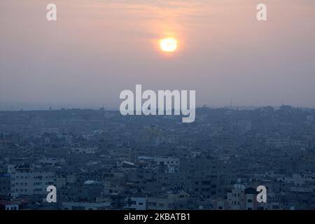 Sonnenaufgang in Gaza City am 13. November 2019. - Das israelische Militär tötete einen Kommandanten der palästinensischen militanten Gruppe Islamischer Dschihad bei einem Angriff auf sein Haus im Gazastreifen, was einen Feueraustausch in einer gewalttätigen Eskalation auslöste, bei der weitere neun Bewohner des Gazastreifens getötet wurden. (Foto von Majdi Fathi/NurPhoto) Stockfoto