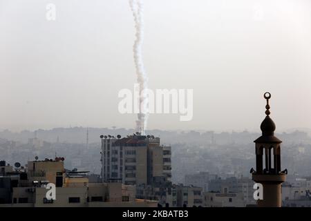 Eine palästinensische Rakete ist in der Luft abgebildet, nachdem sie am 13. November 2019 aus Gaza-Stadt abgefeuert wurde. - Das israelische Militär tötete einen Kommandanten der palästinensischen militanten Gruppe Islamischer Dschihad bei einem Angriff auf sein Haus im Gazastreifen, was einen Feueraustausch in einer gewalttätigen Eskalation auslöste, bei der weitere neun Bewohner des Gazastreifens getötet wurden. (Foto von Majdi Fathi/NurPhoto) Stockfoto