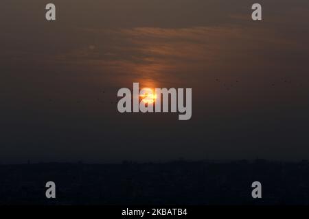 Sonnenaufgang in Gaza City am 13. November 2019. - Das israelische Militär tötete einen Kommandanten der palästinensischen militanten Gruppe Islamischer Dschihad bei einem Angriff auf sein Haus im Gazastreifen, was einen Feueraustausch in einer gewalttätigen Eskalation auslöste, bei der weitere neun Bewohner des Gazastreifens getötet wurden. (Foto von Majdi Fathi/NurPhoto) Stockfoto