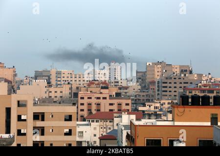 Der Rauch steigt, nachdem ein Israeli am 13. November 2019 in Gaza-Stadt mit Luft gestreift war. - Das israelische Militär tötete einen Kommandanten der palästinensischen militanten Gruppe Islamischer Dschihad bei einem Angriff auf sein Haus im Gazastreifen, was einen Feueraustausch in einer gewalttätigen Eskalation auslöste, bei der weitere neun Bewohner des Gazastreifens getötet wurden. (Foto von Majdi Fathi/NurPhoto) Stockfoto