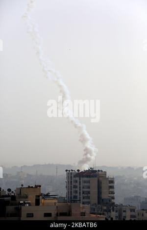 Eine palästinensische Rakete ist in der Luft abgebildet, nachdem sie am 13. November 2019 aus Gaza-Stadt abgefeuert wurde. - Das israelische Militär tötete einen Kommandanten der palästinensischen militanten Gruppe Islamischer Dschihad bei einem Angriff auf sein Haus im Gazastreifen, was einen Feueraustausch in einer gewalttätigen Eskalation auslöste, bei der weitere neun Bewohner des Gazastreifens getötet wurden. (Foto von Majdi Fathi/NurPhoto) Stockfoto