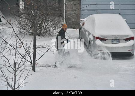 Der Mensch schaufelt den Fußweg vor seinem Haus, während sich die Bewohner nach einem Winterschneesturm am 12. November 2019 in Toronto, Ontario, Kanada, ausgraben. Der Sturm wird gestern zwischen 10-15 Zentimetern Schnee über den Großraum Toronto fallen gelassen. (Foto von Creative Touch Imaging Ltd./NurPhoto) Stockfoto