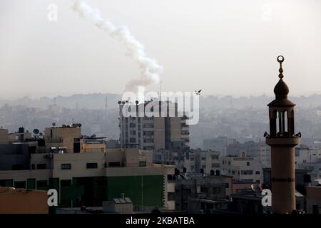 Eine palästinensische Rakete ist in der Luft abgebildet, nachdem sie am 13. November 2019 aus Gaza-Stadt abgefeuert wurde. - Das israelische Militär tötete einen Kommandanten der palästinensischen militanten Gruppe Islamischer Dschihad bei einem Angriff auf sein Haus im Gazastreifen, was einen Feueraustausch in einer gewalttätigen Eskalation auslöste, bei der weitere neun Bewohner des Gazastreifens getötet wurden. (Foto von Majdi Fathi/NurPhoto) Stockfoto