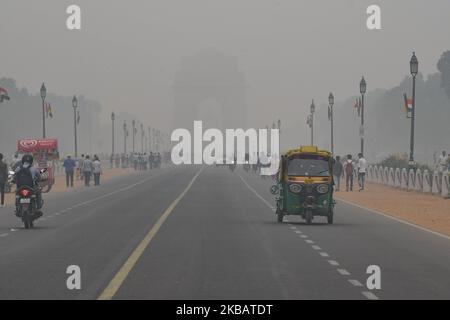 Ein Blick auf das India Gate von Rajpath, als Smog die Hauptstadt verschlingt und die Luftverschmutzung am 2. November 2019 in Neu-Delhi, Indien, zu einer „schweren“ Kategorie führt. (Foto von Indraneel Chowdhury/NurPhoto) Stockfoto