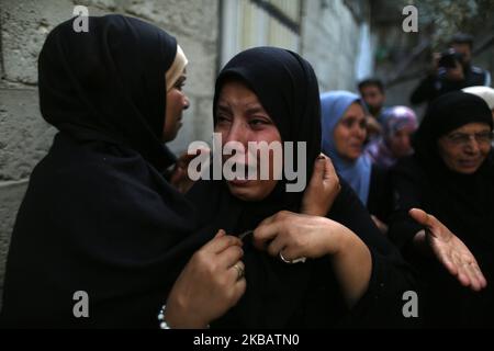 Ein Verwandter des Aktivisten des Palästinensischen Islamischen Jihad Abdullah al-Belbasi trauert während seines Begräbnisses im nördlichen Gazastreifen am 13. November 2019. (Foto von Majdi Fathi/NurPhoto) Stockfoto