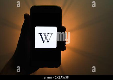 Das Wikipedia-Logo wird auf einem Telefonbildschirm in dieser Illustration, die am 13. November 2019 in Krakau, Polen, aufgenommen wurde, angezeigt. (Fotoillustration von Jakub Porzycki/NurPhoto) Stockfoto