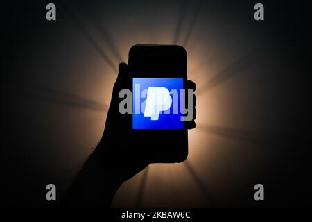 Das PayPal-Logo wird auf einem Telefonbildschirm in diesem Bild angezeigt, das am 13. November 2019 in Krakau, Polen, aufgenommen wurde. (Foto von Jakub Porzycki/NurPhoto) Stockfoto