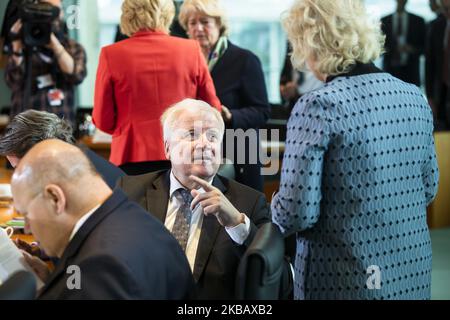 Bundesinnenminister Horst Seehofer (C) plaudert mit Justizministerin Christine Lambrecht vor der wöchentlichen Kabinettssitzung der Bundesregierung im Kanzleramt in Berlin am 13. November 2019. (Foto von Emmanuele Contini/NurPhoto) Stockfoto