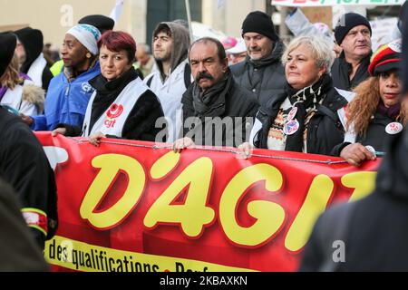 Der Generalsekretär der CGT, Philippe Martinez (3R), nimmt am 14. November 2019 an einer Demonstration von Berufskliniken aus französischen öffentlichen Krankenhäusern in Paris Teil, um an einem weiteren Aktionstag im Rahmen eines landesweiten Protesttages teilzunehmen, der einen „Notfallplan für öffentliche Krankenhäuser“ fordert. Viele Sektoren der Krankenhausdienste, der Rettungsdienste, der SAMU oder der Feuerwehr marschierten, um mehr finanzielle Ressourcen für ihre Missionen zu fordern. (Foto von Michel Stoupak/NurPhoto) Stockfoto