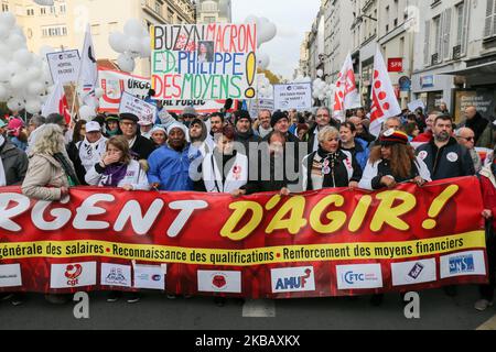 Der Generalsekretär der CGT, Philippe Martinez (4R), nimmt am 14. November 2019 an einer Demonstration von Berufskliniken aus französischen öffentlichen Krankenhäusern in Paris Teil, um an einem weiteren Aktionstag im Rahmen eines landesweiten Protesttages teilzunehmen, der einen „Notfallplan für öffentliche Krankenhäuser“ fordert. Viele Sektoren der Krankenhausdienste, der Rettungsdienste, der SAMU oder der Feuerwehr marschierten, um mehr finanzielle Ressourcen für ihre Missionen zu fordern. (Foto von Michel Stoupak/NurPhoto) Stockfoto