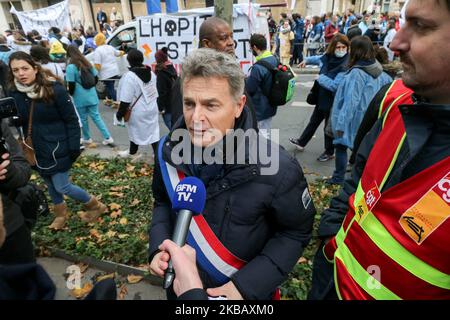 Fabien Roussel (C), Mitglied der Kommunistischen Partei im Parlament, nimmt am 14. November 2019 an einer Demonstration von Berufskräftinnen aus französischen öffentlichen Krankenhäusern in Paris Teil, um einen weiteren Aktionstag im Rahmen eines landesweiten Protesttages zu feiern, der einen „Notfallplan für öffentliche Krankenhäuser“ fordert. Viele Sektoren der Krankenhausdienste, der Rettungsdienste, der SAMU oder der Feuerwehr marschierten, um mehr finanzielle Ressourcen für ihre Missionen zu fordern. (Foto von Michel Stoupak/NurPhoto) Stockfoto