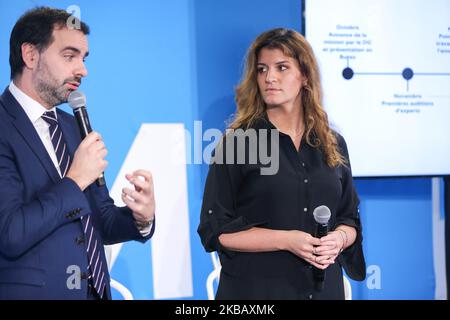 Die französische Juniorministerin für Gleichstellung der Geschlechter Marlene Schiappa (R) und der Abgeordnete der französischen Regierungspartei La Republique en Marche (LREM) von Val-de-Marne Laurent Saint-Martin (L) nehmen am 14. november 2019 an einer Pressekonferenz zur Eröffnung der « Mission des Säkularismus » im Sitz der Partei LREM in Paris Teil. Marlene Schiappa und Laurent Saint-Martin wurden vom Parteivorsitzenden der LREM, Stanislas Guerini, ernannt, um für drei Monate ein kollektives Reflexionswerk zu organisieren, das zu einer offiziellen Position der Bewegung über den Säkularismus führen wird, die von seinen Behörden bestätigt wird. (Foto von Michel Stoupak/N Stockfoto