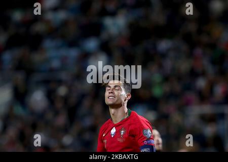 Portugals Stürmer Cristiano Ronaldo reagiert während des UEFA Euro 2020 Gruppe B Fußball-Qualifikationsspiel zwischen Portugal und Litauen im Algarve-Stadion in Faro, Portugal, am 14. November 2019. (Foto von Pedro FiÃºza/NurPhoto) Stockfoto