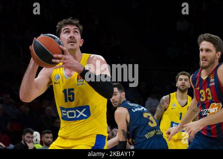 Cohen Jake, #15 von Maccabi Tel Aviv, tritt mit Polonara Achille, #33 von Baskonia Vitoria Gasteiz während des 2019/2020 EuroLeague regulären Saison Runde 8 Spiel zwischen Baskonia Vitoria Gasteiz gegen Maccabi Tel Aviv in der Fernando Buesa Arena am 14. November 2019 in Vitoria-Gasteiz, Spanien an (Foto von Frank Lovicario/NurPhoto) Stockfoto