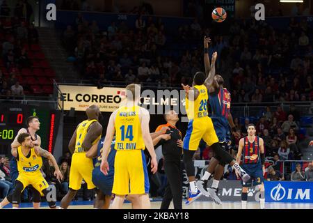 Offiziellen & Starting the Game Action während des EuroLeague-Spiels der regulären Saison 2019/2020 zwischen 8 Baskonia Vitoria Gasteiz und Maccabi Tel Aviv in der Fernando Buesa Arena am 14. November 2019 in Vitoria-Gasteiz, Spanien (Foto: Frank Lovicario/NurPhoto) Stockfoto