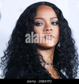 HOLLYWOOD, LOS ANGELES, KALIFORNIEN, USA – 14. NOVEMBER: Die Sängerin Rihanna, die einen John Galliano Abendmantel von William Vintage trägt, sowie eine Halskette und Armbänder von David Webb, kommt beim AFI FEST 2019 - Eröffnungsgala - Premiere von Universal Pictures' 'Queen and Slim', das am 14. November im TCL Chinese Theatre IMAX stattfand, an. 2019 in Hollywood, Los Angeles, California, USA. (Foto von Xavier Collin/Image Press Agency/NurPhoto) Stockfoto