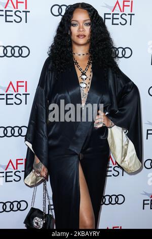 HOLLYWOOD, LOS ANGELES, KALIFORNIEN, USA – 14. NOVEMBER: Die Sängerin Rihanna, die einen John Galliano Abendmantel von William Vintage trägt, sowie eine Halskette und Armbänder von David Webb, kommt beim AFI FEST 2019 - Eröffnungsgala - Premiere von Universal Pictures' 'Queen and Slim', das am 14. November im TCL Chinese Theatre IMAX stattfand, an. 2019 in Hollywood, Los Angeles, California, USA. (Foto von Xavier Collin/Image Press Agency/NurPhoto) Stockfoto