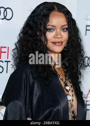 HOLLYWOOD, LOS ANGELES, KALIFORNIEN, USA – 14. NOVEMBER: Die Sängerin Rihanna, die einen John Galliano Abendmantel von William Vintage trägt, sowie eine Halskette und Armbänder von David Webb, kommt beim AFI FEST 2019 - Eröffnungsgala - Premiere von Universal Pictures' 'Queen and Slim', das am 14. November im TCL Chinese Theatre IMAX stattfand, an. 2019 in Hollywood, Los Angeles, California, USA. (Foto von Xavier Collin/Image Press Agency/NurPhoto) Stockfoto