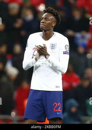 Tammy Abraham aus England applaudiert den Fans nach der Qualifikation zur UEFA Euro 2020 zwischen England und Montenegro am 14. November 2019 im Wembley-Stadion in London, England (Foto by Action Foto Sport/NurPhoto) Stockfoto