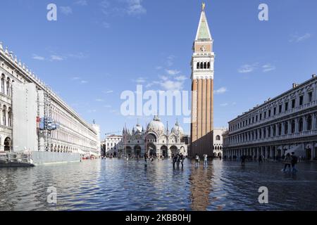 Der Markusplatz ist nach der zweithöchsten Flut seit 1966 am 15. November 2019 in Venedig, Italien, noch Tage mit Hochwasser bedeckt. Mehr als 80 Prozent der Stadt wurden nach der Flut am Dienstag von 187cm überflutet, dem höchsten Stand seit mehr als 50 Jahren, was die Regierung dazu führte, den Ausnahmezustand auszurufen. (Foto von Marco Serena/NurPhoto) Stockfoto