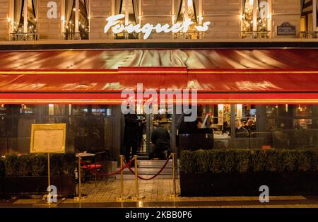 Händler auf den Champs-Elysées, Paris, Frankreich beginnen am 15. November 2019, ihren Handel zu schützen, in Erwartung von Protesten für die einjährige Bewegung der Gelbwesten. Hier die Fouquet's, die am 16.. März anlässlich des 18. Gesetzes degradiert wurde (Foto: Estelle Ruiz/NurPhoto) Stockfoto