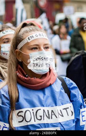 Krankenschwestern demonstrieren am Tag der außergewöhnlichen Mobilisierung, um „das öffentliche Krankenhaus zu retten“, mit Masken, die „sich selbst zu heilen“, und bringen am 14. November 2019 in Paris, Frankreich, eine große Anzahl von Gewerkschaften aus dem Gesundheitssektor zusammen. Tausende von Beschäftigten des Gesundheitswesens demonstrierten zwischen Port-Royal und Les Invalides, um die Verschlechterung ihrer Arbeitsbedingungen zu verurteilen. (Foto von Emeric Fohlen/NurPhoto) Stockfoto