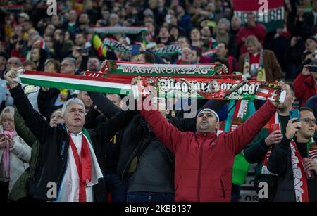 Ungarische Fans vor dem Freundschaftsspiel Ungarn und Uruguay im neuen Ferenc Puskás Stadion am 15. November 2019 in Budapest, Ungarn. (Foto von Robert Szaniszló/NurPhoto) Stockfoto