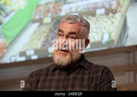 Der brasilianische Küchenchef Alex Atala hat 3 Sterne im Michelin-Führer und nimmt am Melting Gastronomy Summit Teil, dem ersten internationalen Kongress für Gastronomie am 16. November 2019 in Porto Customs, Portugal. Dieses Treffen fördert die offene Reflexion über den Willen, die Entdeckungen und Erfahrungen, das Lebensmittelmanagement und das neue Geschäft der Agrar- und Tourismusbranche. Es zählt mit der Teilnahme von mehreren Kritikern, Köchen und Menschen, die mit dem gastronomischen Bereich in Porto, Portugal, in Verbindung stehen. (Foto von Rita Franca/NurPhoto) Stockfoto